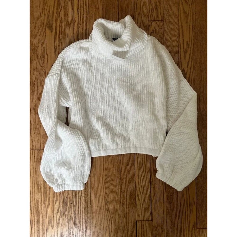Forever 21 crop top white sweater